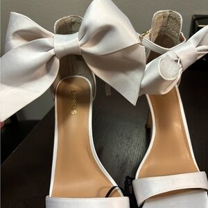 Express Women's Cream Bow Heels